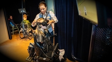 車椅子でもジェットコースターに VRで実現するバリアフリー