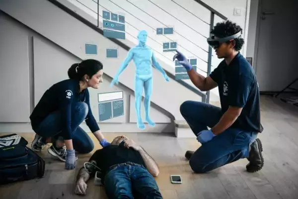「マイクロソフトのMRデバイス「HoloLens」 特徴や活用事例、導入方法まとめ」の画像