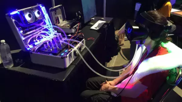 VRでまるで水中にいるような感覚を味わう「リキッドマスク」