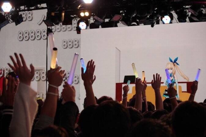 「10年後も、一緒にVTuberをやっていたい」ミライアカリ 1周年記念ライブで見えた“思い”