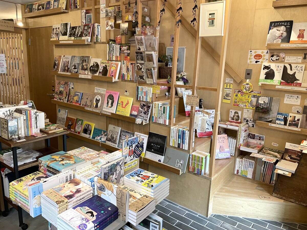 漢字一文字でも出てくれば「猫本」。専門店が選ぶ、猫好きに読んでほしい「お金の本」