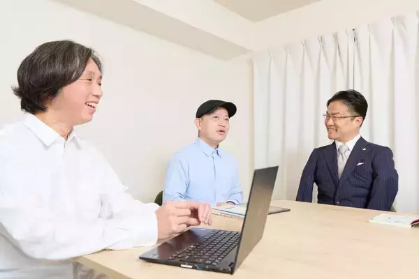 「友人の詐欺被害が執筆のモチベーションに。中学生向け金融指南書の作者を、乙武洋匡が直撃！」の画像