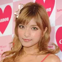 ローラが ババシャツ のイメージを変えた Peach Johnのcm動画が かわいい 14年10月10日 エキサイトニュース