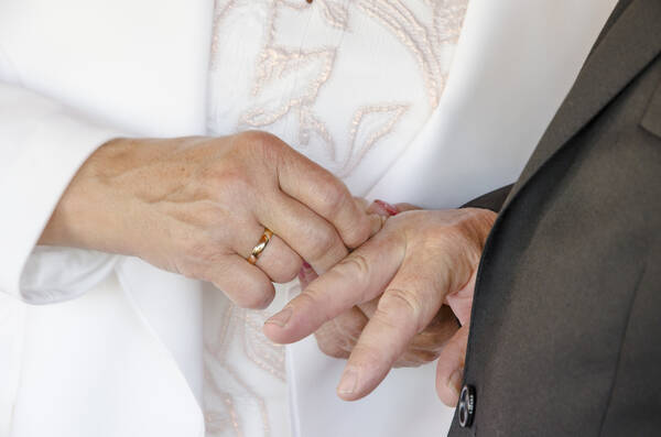 浅野ゆう子 57歳初婚 が熟年結婚ブームの呼び水に 18年1月11日 エキサイトニュース