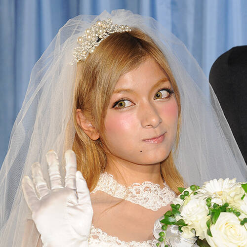 ローラが友人の結婚式にサプライズ出演も 非常識行動 で批判続出 19年5月16日 エキサイトニュース