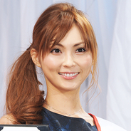 蛯原英里 娘と一緒に美容院で髪を切ったことを報告 さっぱり出来て