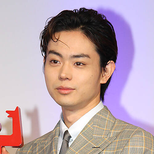 菅田将暉の奇抜ファッションにツッコミ続出 釣り人にしか見えないwww 年8月12日 エキサイトニュース