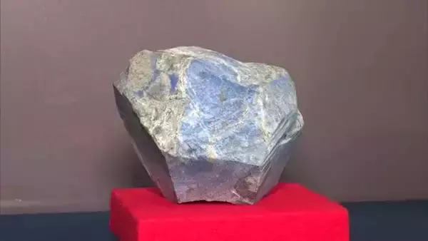 国内初の発見！ヒスイの産地で岩石“ラピスラズリ”発見 「目に見えないパワー秘めている」日本画家が顔料としての魅力語る 新潟・糸魚川市