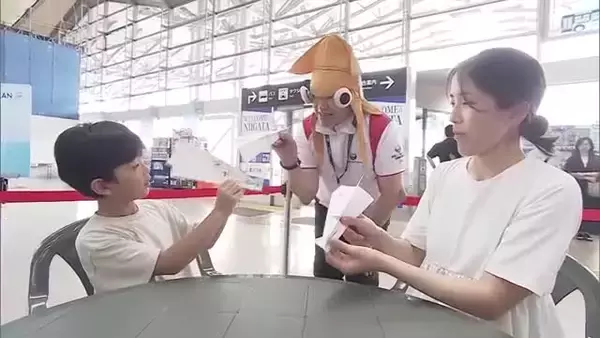 「これだけ飛ぶ紙飛行機は初めて！」現役パイロットが本格的な紙飛行機の作り方を伝授「航空業界に興味を」新潟