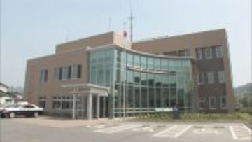 教員の男(23)が女の子に抱きつくわいせつ行為…学校関係者からの通報で発覚「抱きついたのではなく肩を掴んだ認識…」新潟・村上市