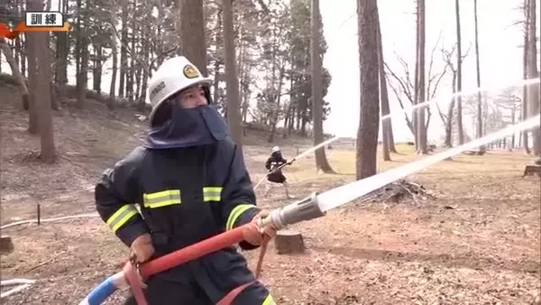 「火災相次ぐ新潟県で林野火災想定した消防訓練実施 ミキサー車使った給水など関係機関が連携確認」の画像