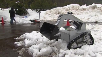 相次ぐ除雪作業中の事故減少へ！無人で稼働する除雪機を発明　屋根上の除雪をする試作機も　新潟・長岡市