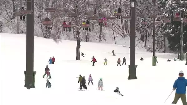 少雪で遅れも…週末の恵みの雪でスキー場待望のオープン 関越道の通行止め解除で安堵の声も「安全に来てもらえる」新潟・湯沢町