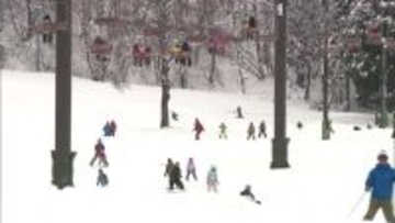 少雪で遅れも…週末の恵みの雪でスキー場待望のオープン 関越道の通行止め解除で安堵の声も「安全に来てもらえる」新潟・湯沢町