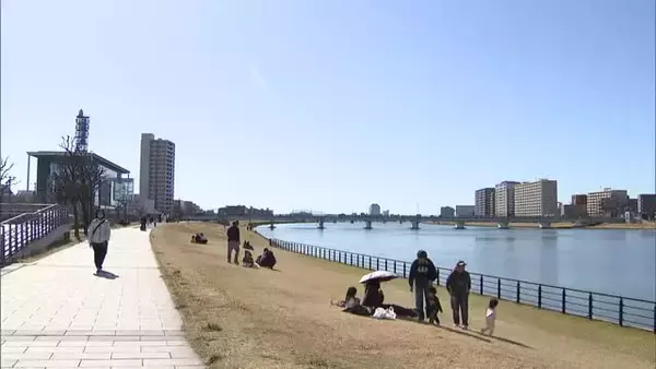 季節外れの暖かさに♪新潟市は19℃超で5月上旬並みの気温　家族で散歩する姿も　融雪による土砂災害などに注意