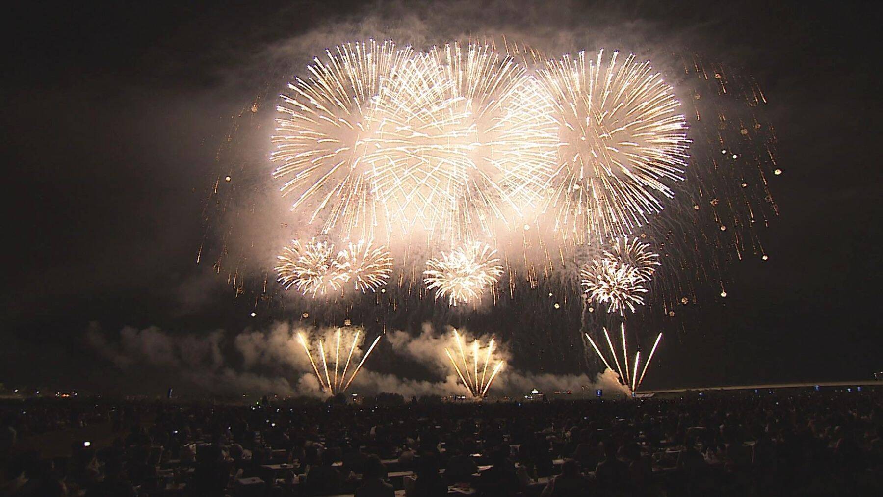 【長岡花火】「世界へ発信してほしい」“フェニックス”には被災地・熊本への思いも「誰も一人ではない」平和願う2万発超の花火が観客魅了