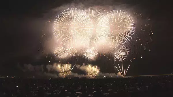 「【長岡花火】「世界へ発信してほしい」“フェニックス”には被災地・熊本への思いも「誰も一人ではない」平和願う2万発超の花火が観客魅了」の画像