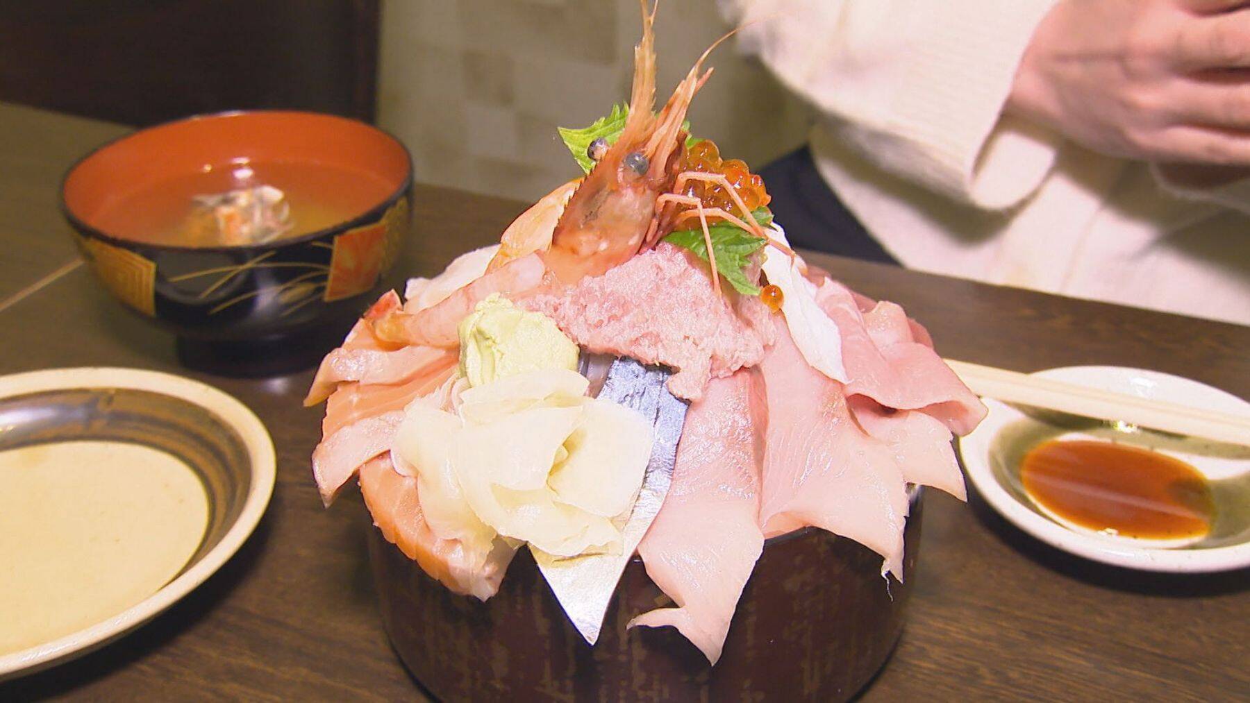 大トロ・ブリ・サーモン…これで1800円!? 「安くおいしく食べてほしい」見附市の“デカ盛り原価丼”が話題に！