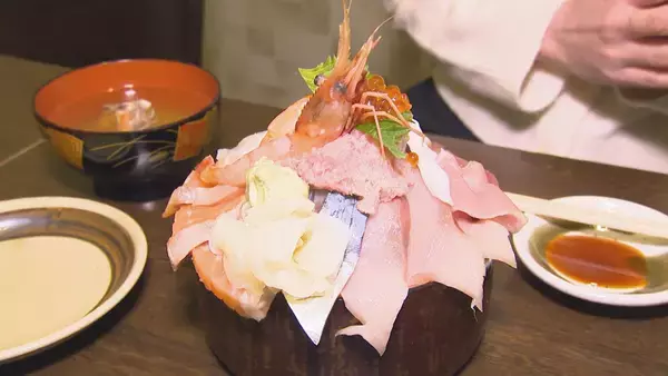 「大トロ・ブリ・サーモン…これで1800円!? 「安くおいしく食べてほしい」見附市の“デカ盛り原価丼”が話題に！」の画像