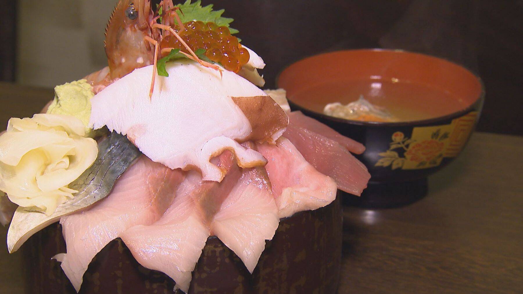 大トロ・ブリ・サーモン…これで1800円!? 「安くおいしく食べてほしい」見附市の“デカ盛り原価丼”が話題に！