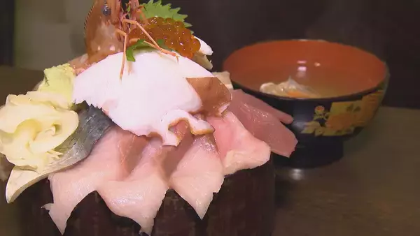 「大トロ・ブリ・サーモン…これで1800円!? 「安くおいしく食べてほしい」見附市の“デカ盛り原価丼”が話題に！」の画像