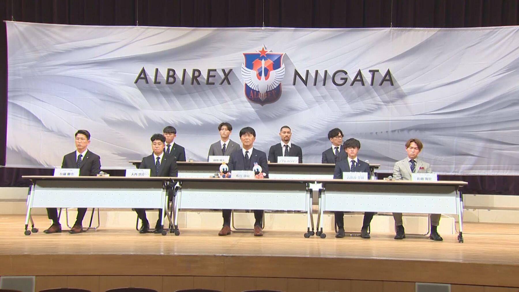 失点に苦しみJ2降格の新潟…「新潟を背負って戦う覚悟」チーム再建へ“守備”強化「パワーと若い力を」 7人の新加入選手と共に再出発