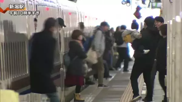 年末年始の帰省ラッシュ始まる 新潟駅の新幹線ホームは混雑 久しぶりの再会を喜ぶ家族の姿も