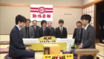 棋王戦第3局に向け藤井聡太棋王と増田康宏八段が将棋盤や駒などを確認　勝者がタイトルへ王手　新潟市