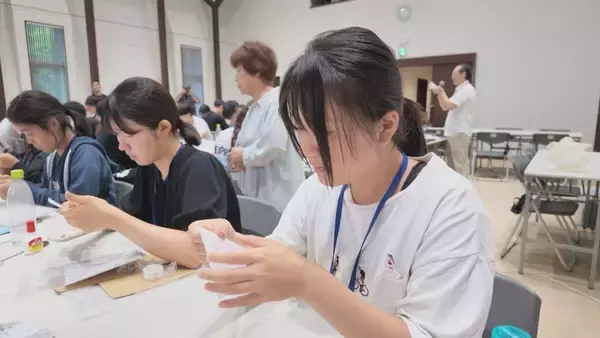 小国和紙を使った折り紙体験を通し奨学生同士が交流深める 企業の採用担当から就活講話も　新潟