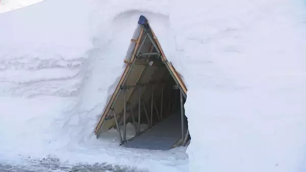 「1時間半かかっていた除雪作業が5分に！？住宅の玄関と道路つなぐ“雪トンネル”　新潟・長岡市」の画像