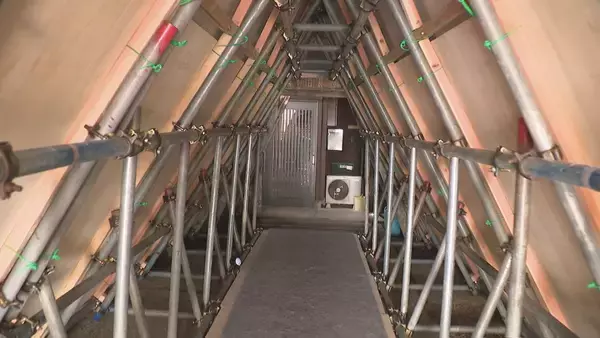 「1時間半かかっていた除雪作業が5分に！？住宅の玄関と道路つなぐ“雪トンネル”　新潟・長岡市」の画像