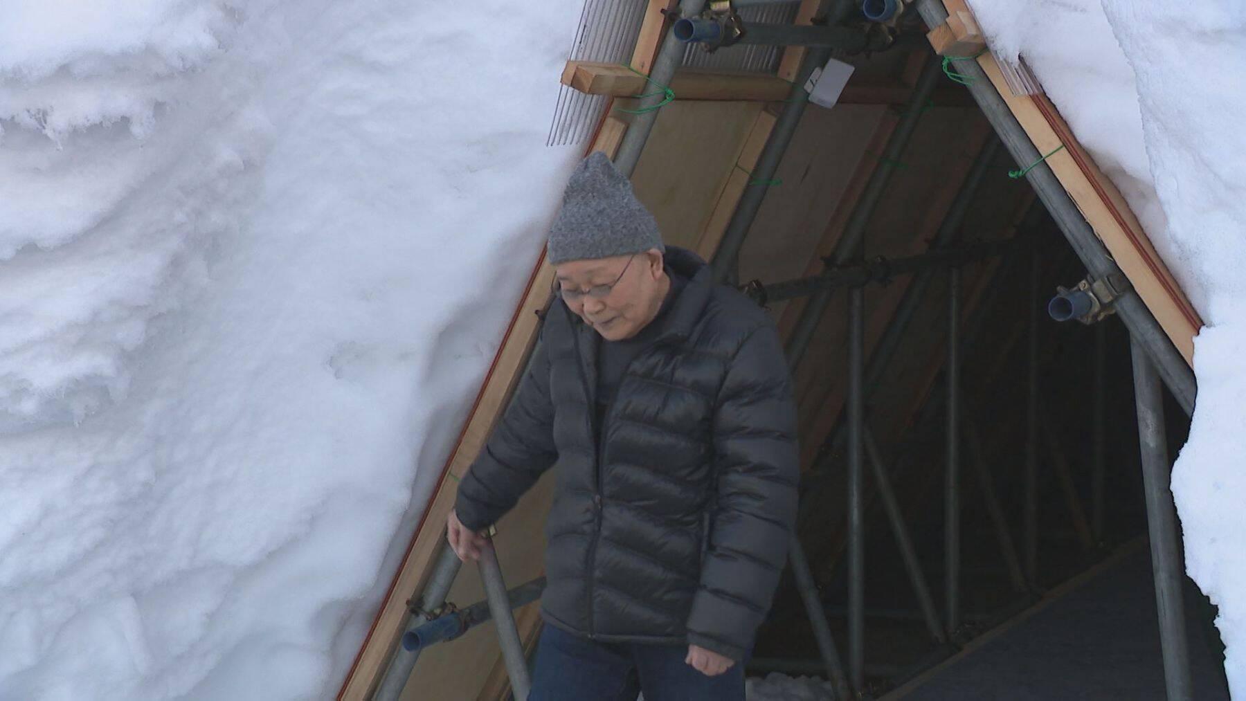 1時間半かかっていた除雪作業が5分に！？住宅の玄関と道路つなぐ“雪トンネル”　新潟・長岡市