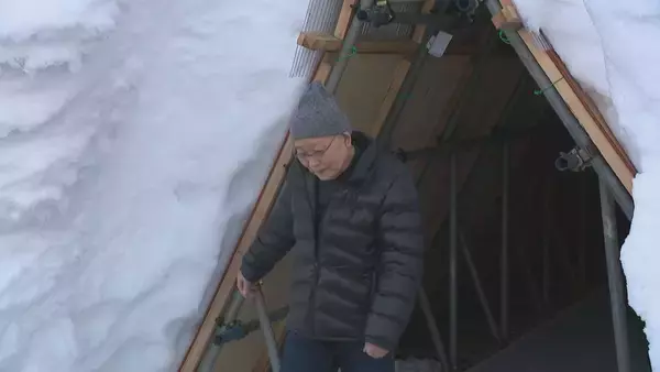 「1時間半かかっていた除雪作業が5分に！？住宅の玄関と道路つなぐ“雪トンネル”　新潟・長岡市」の画像