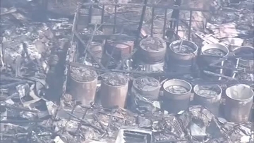 新潟市の老舗酒蔵「越後鶴亀」など少なくとも7棟を焼く火事　ケガ人なしも鎮火の目途立たず
