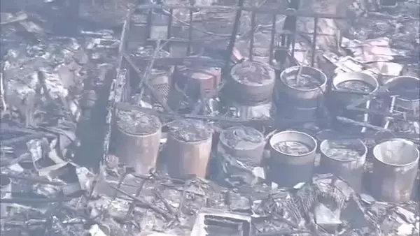 新潟市の老舗酒蔵「越後鶴亀」など少なくとも7棟を焼く火事　ケガ人なしも鎮火の目途立たず