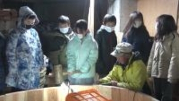 児童“たらい舟”づくりを体験！「昔のまま」金具使わない製造技術に興味津々 新潟・佐渡市