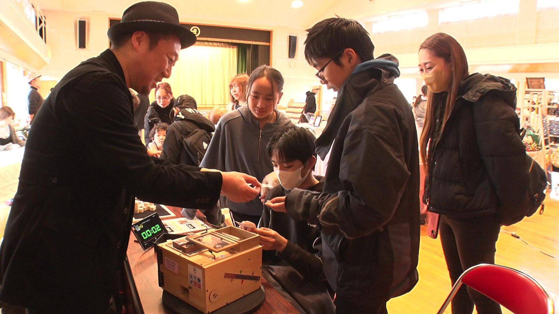 中学生で漫才コンビを結成！元芸人の男性が仕掛ける地域イベントに密着「楽しませることを楽しむ」