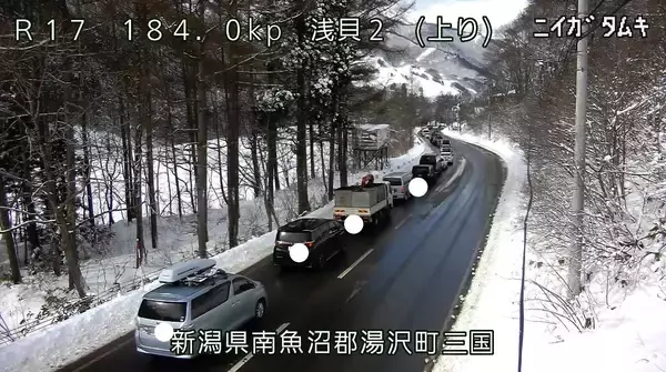 関越道で50台以上が絡む事故　一部区間での通行止め続く影響で国道17号の交通量増加　冬用タイヤ・チェーンの装着を