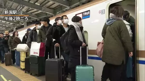 「雪に驚いた」「もうちょっといたい」年末年始休みのUターンラッシュがピーク迎える　新潟駅の新幹線ホームに別れ惜しむ人の姿