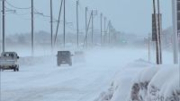 【大雪情報】ホワイトアウトする道路も…上越市では平年の約2倍・64cmの積雪を観測　昼過ぎまで高波に警戒