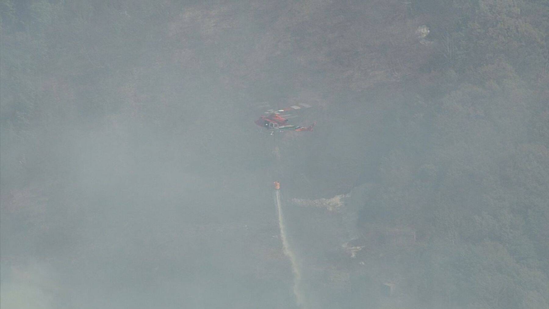 新潟・魚沼市で山火事　山頂に向かって燃え広がり鎮火目途立たず　長野県・新潟県の防災ヘリ2機体制で消火活動へ　長岡市の山火事ではドクターヘリで1人搬送