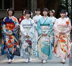 乃木坂46が乃木神社で“成人式”、過去最多タイの8人が新成人に