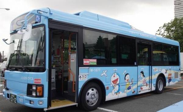 藤子f作品の特別仕様バス走る ミュージアム開館に合わせて運行開始へ