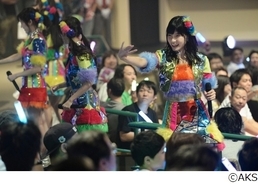 AKB48がUSJで“近すぎ”ライブ、横山由依がやり過ぎサマー開幕宣言。