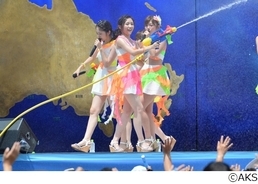AKB48が“びしょ濡れ”ライブ、USJ屋外ステージでの公演がスタート。