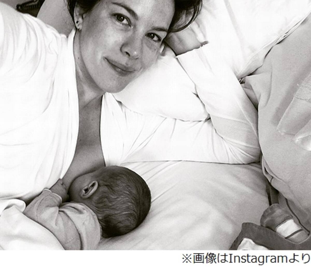 リヴ タイラーが授乳姿を公開 赤ちゃんの娘と寄り添う日曜の朝 16年7月26日 エキサイトニュース