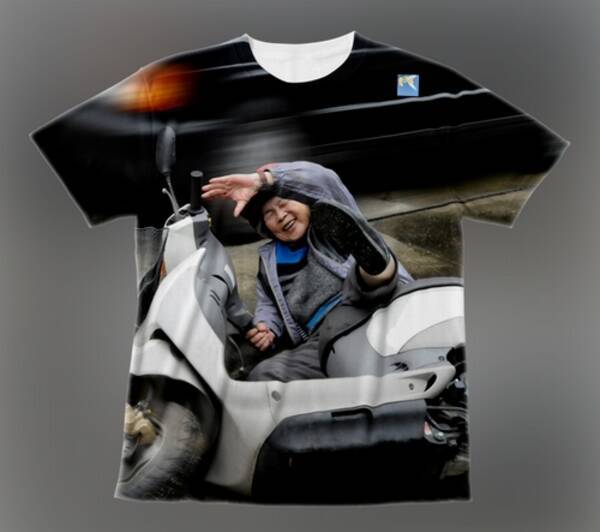 話題沸騰 歳写真家 西本さんの自撮り 交通事故 がtシャツに 16年8月5日 エキサイトニュース