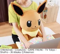 ポケモン イーブイのぬいぐるみクッション発売決定 手触りの良いボディでpc作業をサポート 16年8月25日 エキサイトニュース
