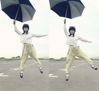 「べっぴんさん」芳根京子が“傘で飛んだ”
