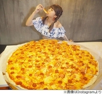 にこるんが食べているピザが巨大すぎる